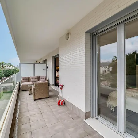 Elegant 2 Bdrm Minimalist W Pool & Bbq
