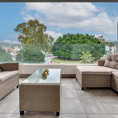 Elegant 2 Bdrm Minimalist W Pool & Bbq Marbellac