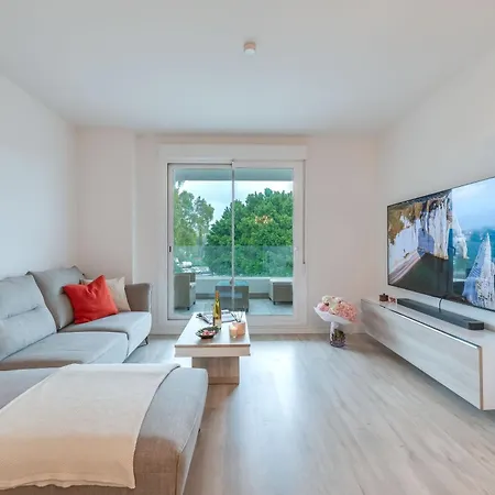 Elegant 2 Bdrm Minimalist W Pool & Bbq Apartment Marbella