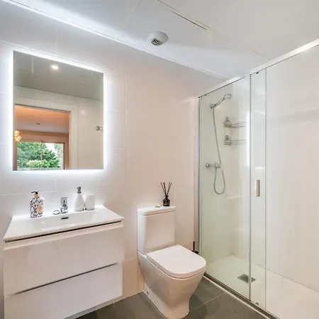 Elegant 2 Bdrm Minimalist W Pool & Bbq Apartment *