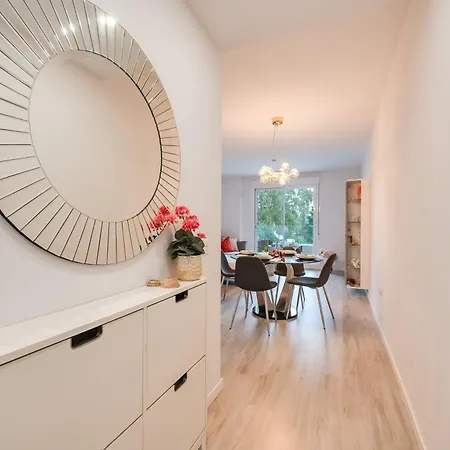 Elegant 2 Bdrm Minimalist W Pool & Bbq