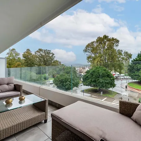 Elegant 2 Bdrm Minimalist W Pool & Bbq