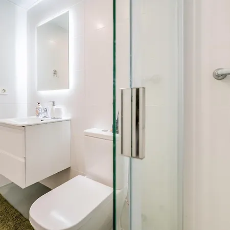 Elegant 2 Bdrm Minimalist W Pool & Bbq