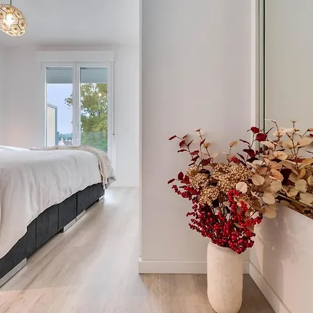 Elegant 2 Bdrm Minimalist W Pool & Bbq Apartment